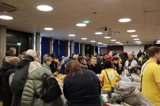 Folkemengde i storsalen på Rustad skole