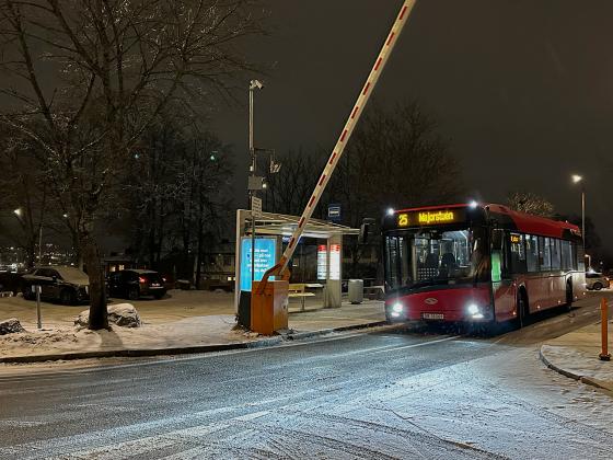 25 Majorstuen bussen passerer forbi buss-stasjonen, Lindeberg T.