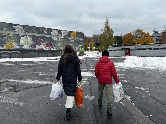 Sirin og Kerim, elever på Trosterud skole, i Oslo, på vei til å pante flasker. Foto: Rumeysa Sariyar