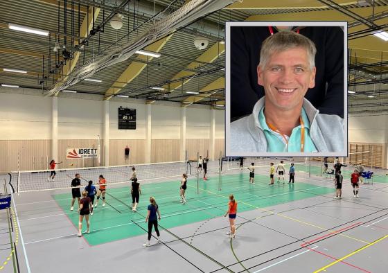 Stovnerhallen er full av ungdom som spiller volleyball.