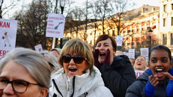 flere mennesker brøler foran stortinget under demonstrasjon