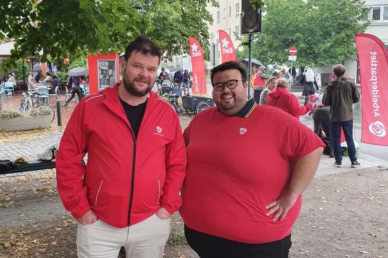 jorgen foss og frederik mellem ved sagene kirke smiler til kamera i dør Ap-skjorte. 