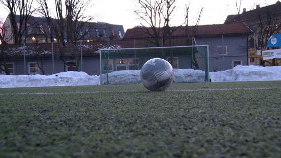 En ball ligger på fotballbanen.