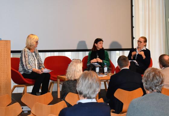 Paneldebatt i fritt ord sine lokaler. Seminarets moderator, Anne Mette Ødegaard, i samtale med Kjersti Løken Stavrum og Solfrid Vaage Haukaas.