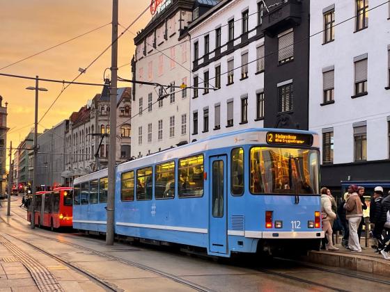 Trikk i solnedgang på jernbanetorget