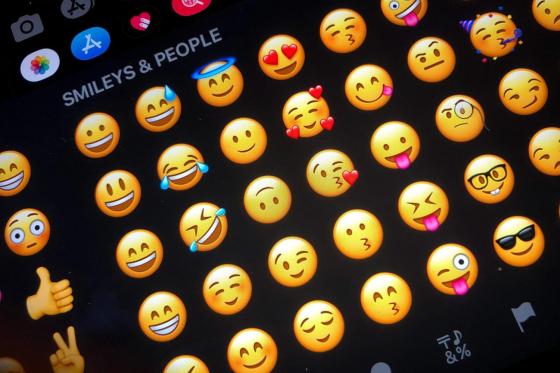 Bilde av emojies på telefonen