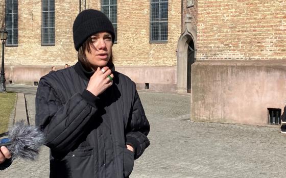 En kvinne, Hanna Haraldstad, foran Oslo Domkirke