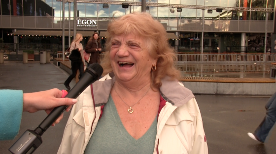 Eldre dame smiler til reporteren da hun skulle svare på et spørsmål. 