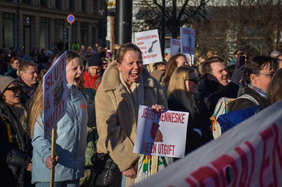 Maria Cappelen Grimsgård og Elise Grimsgård på helsedemonstrasjon foran Stortinget.