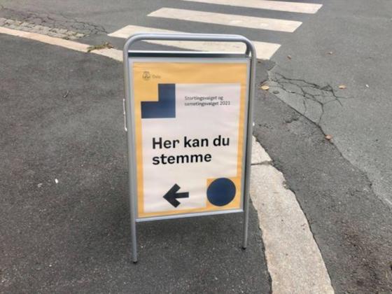 Skilt som viser veien til stemmelokale i Oslo.