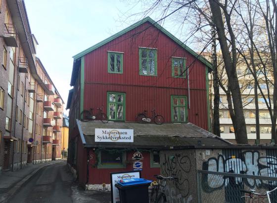 Hjelms gate 5 er et rødt hus med grønne karmer