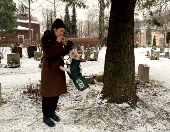 Hundeeier Silje Sibel leker med terrier-hunden sin. 