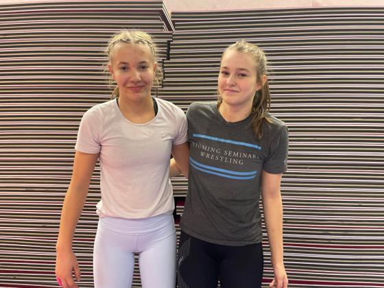 Iben med hvit genser og Ida med svart, står sammen foran en vegg