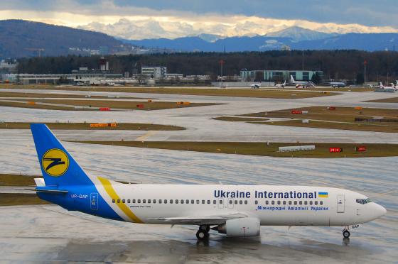 Bilde av et fly fra Ukraine International Airlines som står på rullebanen