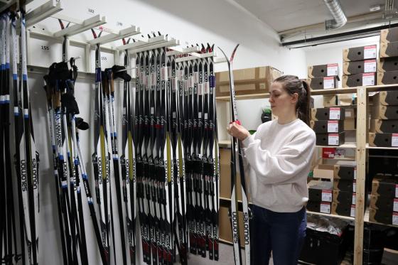 Martina fra Athletica Kringsjå forteller at skiutleie er et populært tilbud