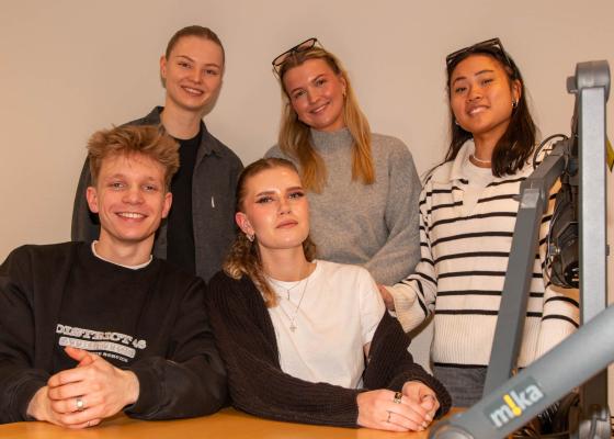 Et gruppebilde med Mikkel (venstre), Mari, Kaja, Selma og Lisa (høyre)