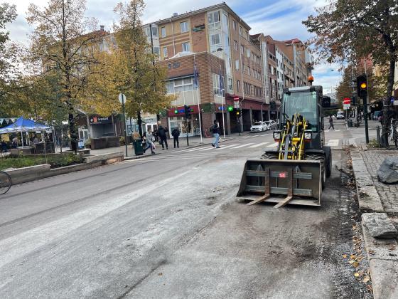 Veibanen på Grønland er tømt for uteservering og plantekasser