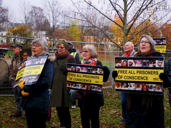 Demonstranter som roper på Amnesty-demonstrasjon