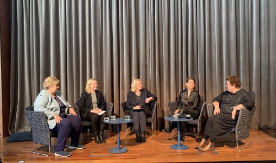 Erna Solberg, Aina Stenersen, Kristin Clemet, Solveig Schytz og Olaug Bollestad sitter på en scene.