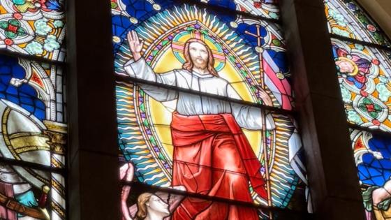 Bilde av det fargerike glassmaleriet i Fagerborg kirke 