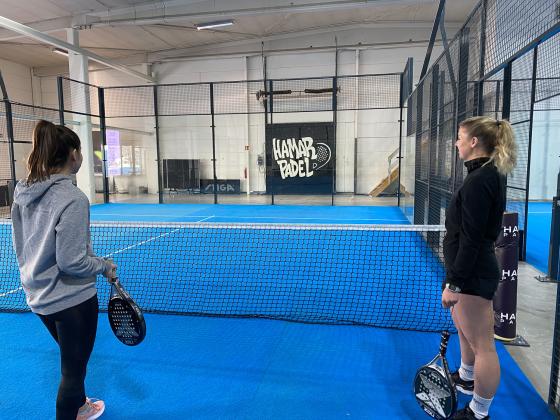 Bilde inne på Hamar Padel. To jenter er ute på banen. 