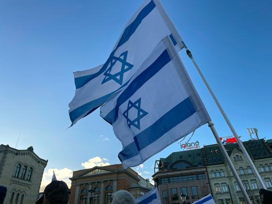 Bilde av to israelske flag som veier i luften.