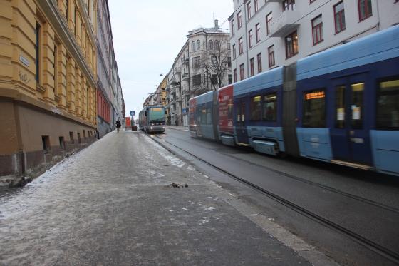 Trikkene møter hverandre ved trikkestoppet Stensgata. 