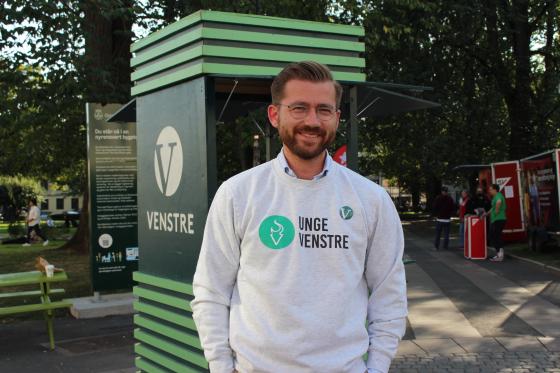 Sveinung Rotevatn står på Venstres stand ved Olaf Ryes plass.