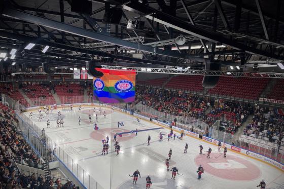 Bildet viser ishockeyhallen Jordal Amfi med spillere fra Vålerenga og Lillehammer på banen.