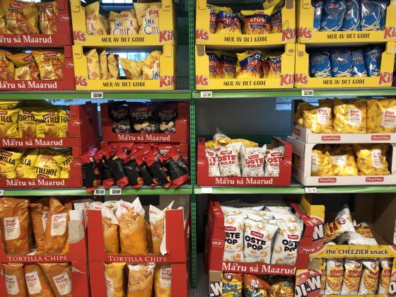 Ulike chipsvarianter avbildet på butikken