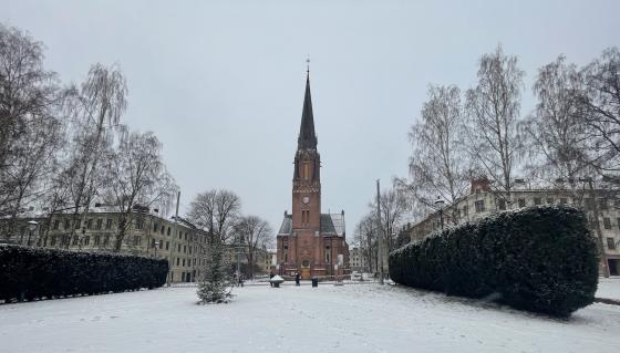 En kirke i bakgrunnen, med nytt snødekke