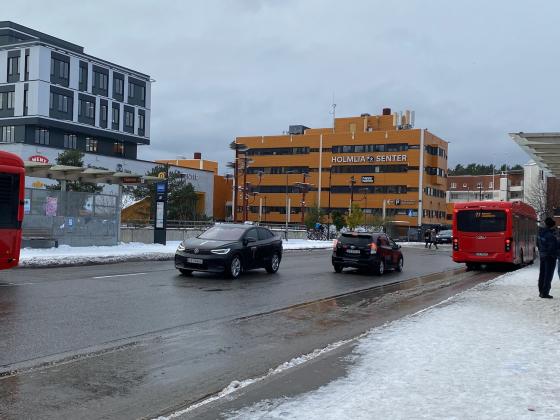 Her kjører det både biler og busser forbi Holmlia stasjon den første snødagen i høst