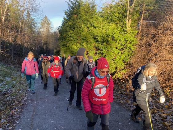 Aktiv i 100 turgruppe går opp en bratt bakke 