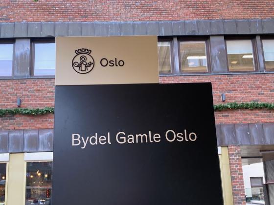 Bildet viser et skilt som sier Bydel Gamle Oslo, og logoen til Oslo