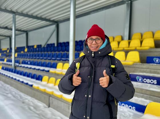 Kari-Anne Nordstrøm foran tribunen på Groruds fotballbane