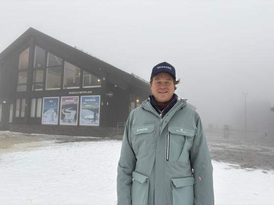Mann utenfor Tryvann alpinanlegg 