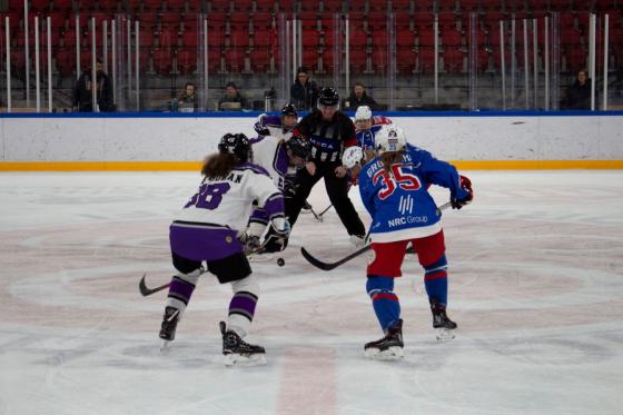 To ishockeyspillere fra hvert sitt lag, møtes til duell på isen. 