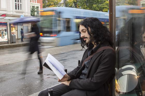 Isaac Worthington leser i sin diktsamling "Oslo."