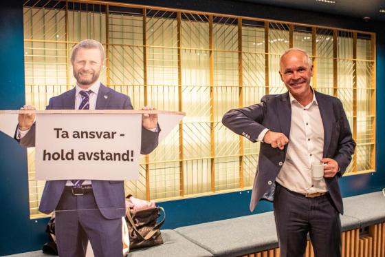 Jan Tore Sanner ved siden av plakat av Bent Høie på Høyres valgvake 2021