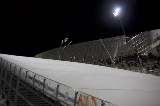 Riiber som svever nedover Holmenkollen i sitt andre hopp.