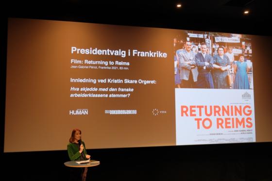 Professor Kristin Skare Orgeret forteller om fransk politikk foran lerretet på Vega kino, før filmen Returning to Reims.