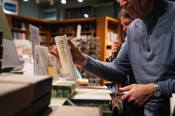 Bibel2024 i bokhyllene på Litteraturhuset