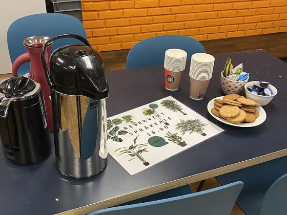 Kaffe, te og kjeks stående på et bord