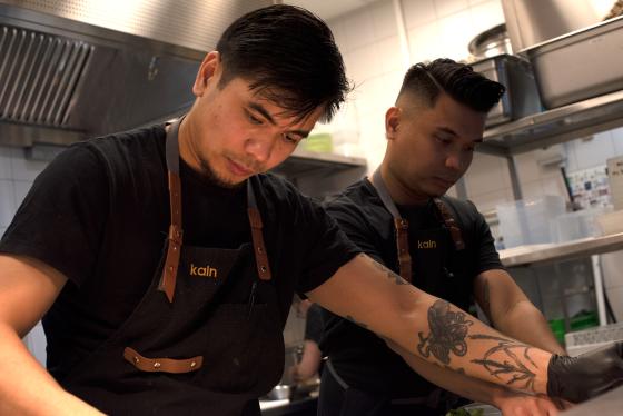 Brødrene Daniel og Dominic Vergara jobber sammen på kjøkkenet på restauranten Kain.