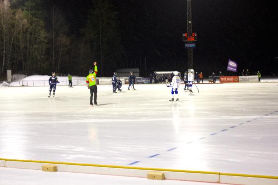 Bandyspillere før kamp