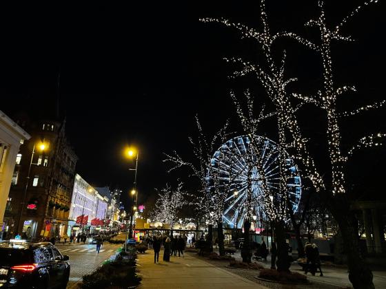 Julelys på Karl Johan en novemberkveld.