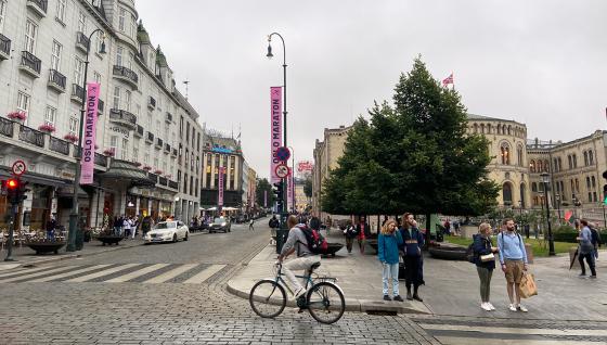 Bilde av enden av Karl Johans gate, tatt i grått vær