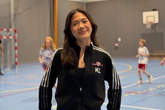 Katrina Lu som håndballtrener for Holmlia sportsklubb på en håndballbane