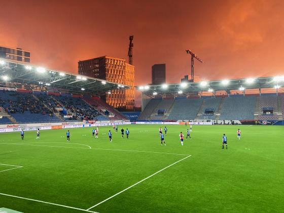 KFUM-Stabæk under kveldssola på Intility Arena.