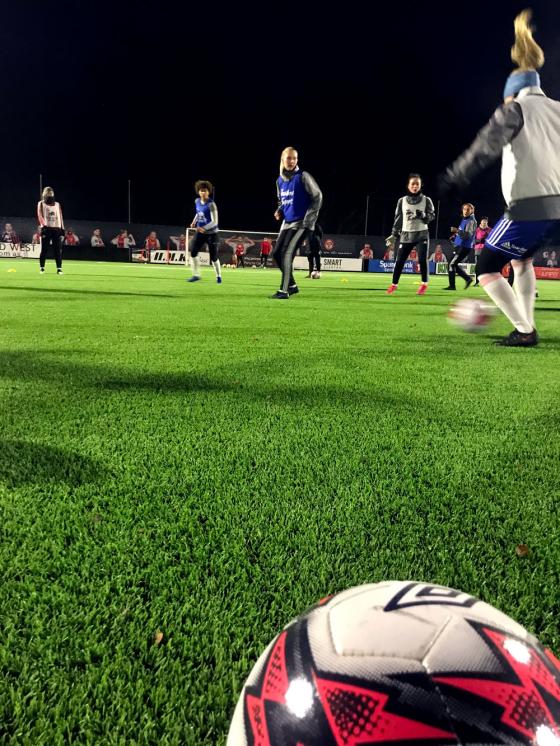 Fotballspillere på KFUMs kvinnelag står med en fotball. Foto: Ida Andersson 